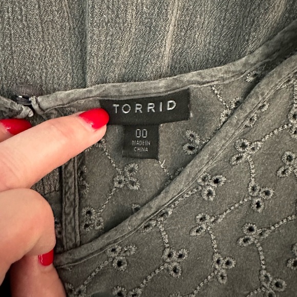 TORRID 00 0X XL Gray Washed Gauze Blouse Eyelet Detail 3/4 Sleeve R $46 - Picture 8 of 11